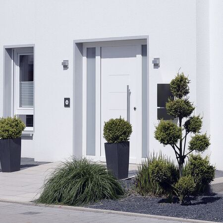 Bild Modernes Haus mit moderner Haustür von Aluplast in Farbe Weiß