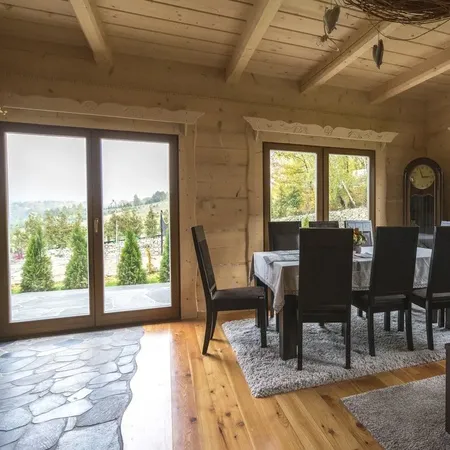 Bild Holz Sommerhaus mit Holzfenster und Balkontüren