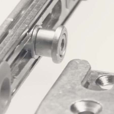 Bild Nahaufnahme eines MACO-Beschlags für Fenster, der präzise Metallkomponenten zeigt.