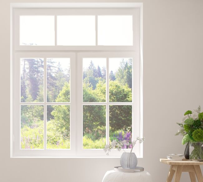 Bild Weißes dreiteiliges Fenster aus Kunstsoff mit Oberlicht und Sprossen
