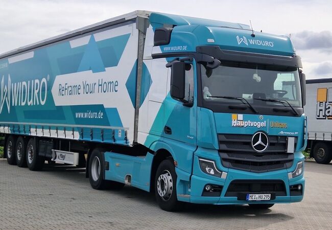Bild Lieferung der Fenster und Türen mit Widuro LKW und Entladung bis Bordsteinkante