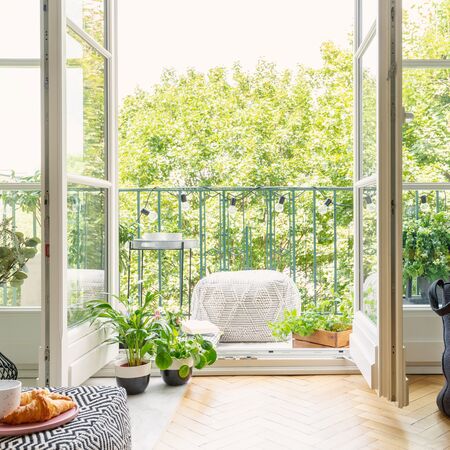 Bild Weiße Balkon Holzfenster mit Seitenteilen und Wiener Sprossen