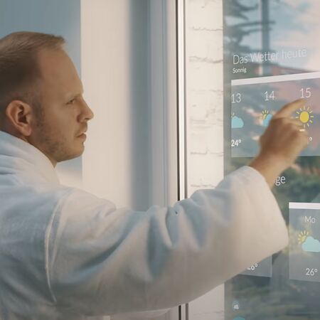 Bild Ein Man klickt und prüft Wetter auf Drutex Smart Fenster
