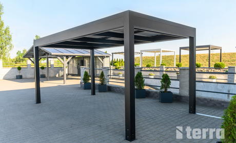 Bild Selbststehendes schwarzes Carport ohne Seitenteilen