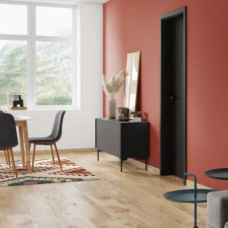 Bild Gemütliches, buntes Salon mit schwarzer Innentür Garant