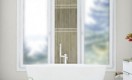 Bild Weiße Fenster mit Milchglas oder Ornament für Sichtschutz in Badezimmer