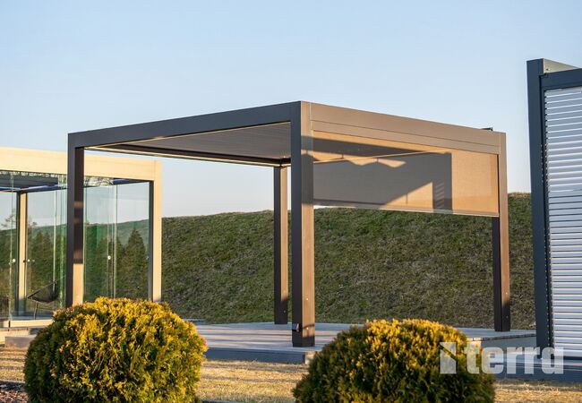 Bild Selbststehende Pergola mit festem Lamellendach in Farbe Anthrazit