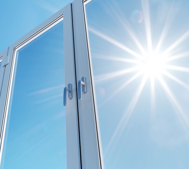 Bild Weiße Fenster mit Sonnenschutzverglasungen schützen vor UV