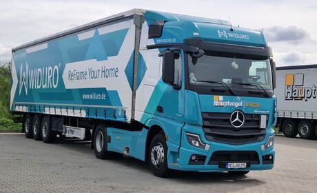 Bild Lieferung der Fenster und Türen mit Widuro LKW und Entladung bis Bordsteinkante