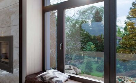 Bild Alkoven mit bunten Kissen bei dunkel Aluminium Dreh Kipp Fenster und Kamin mit breitem Aussicht auf Wald und Natur