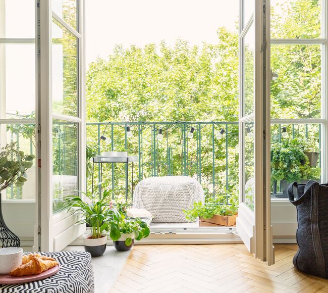 Bild Weiße Balkon Holzfenster mit Seitenteilen und Wiener Sprossen