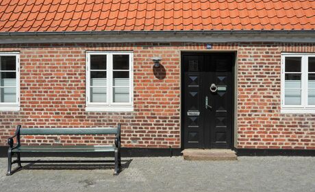Bild Typisch dänisches Haus schwarzer Tür und weißen Fenstern