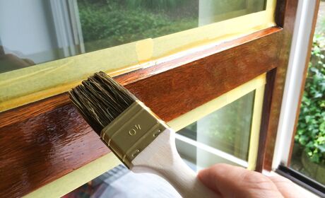 Bild Streichen der Holzfenster mit gewünschten Farbe und Lack ist jetzt einfach