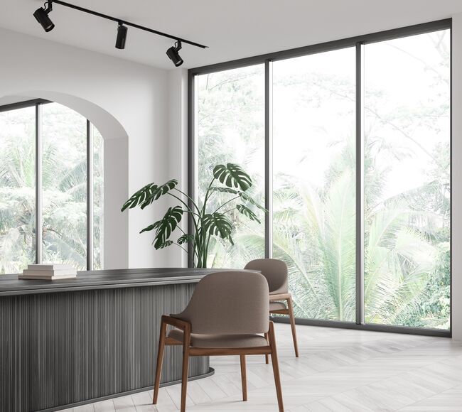 Bild Bodentiefe Fenster aus Aluminium mit schmalen Profile im Salon