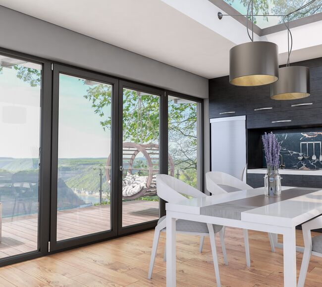Bild Schwarze Küche mit weißem Tisch und mit schwarzen 4-teilige Kunststoff Balkontüren Iglo 5 in Dekor Light Black mit Ausgang zu Terrasse