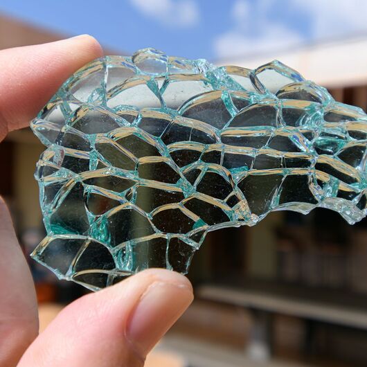 Bild Kaputte Fensterscheibe aus Einscheibensicherheitsglas