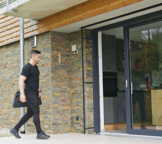 Bild Haus mit Gealan PSK Tür für Terrasse in Farbe Anthrazit