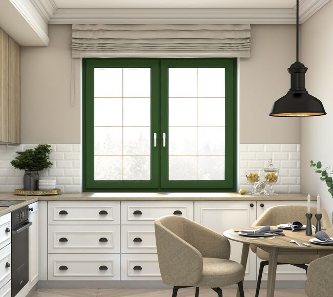 Bild Weiße Vintage Küche und grünes Fenster mit verdeckt liegenden Beschlag und golden Sprossen