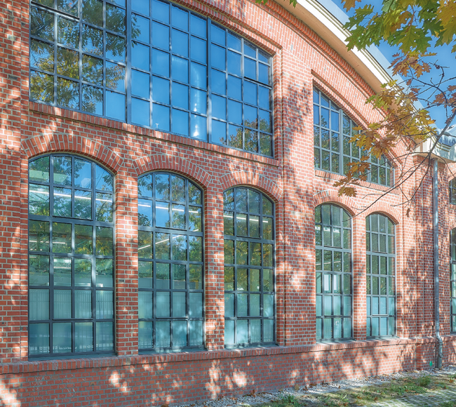 Bild Aluminium Bogenfenster Janisol von Jansen mit Sprossen für Lofts und industriele Architektur
