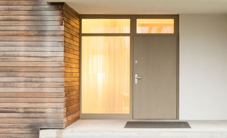Bild Modernes Haus mit Eingangstür mit Oberlicht und Seitenteil aus Kunststoff mit Holzdekor