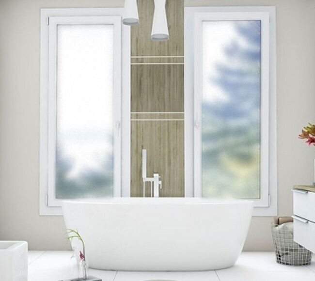 Bild Weiße Fenster mit Milchglas oder Ornament für Sichtschutz in Badezimmer