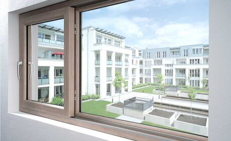 Bild Kleine Schiebefenster mit Dekorfolie mit Holzstruktur für kleinen Zimmern und Wohnungen