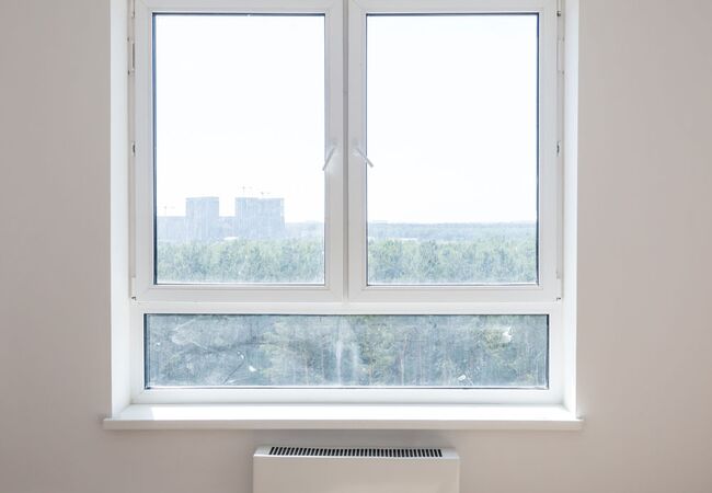 Bild Weiße Dreiteiliges Fenster aus Kunststoff, Holz oder Aluminium mit Festverglasung im Unterlicht