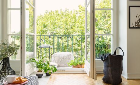 Bild Weiße Balkon Holzfenster mit Seitenteilen und Wiener Sprossen