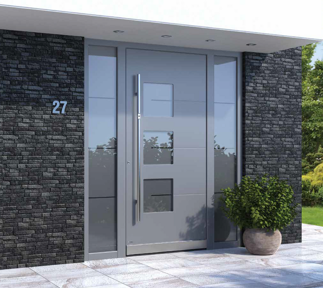 Bild Ein modernes Haus mit einflügeliger Aluminium Tür mit zwei Seitenteilen und Milchglas