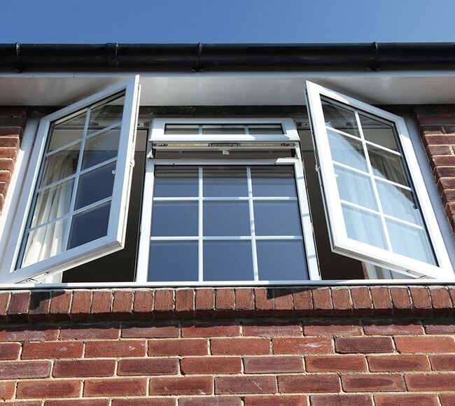 Bild nach außen öffnendes Fenster mit Sprossen