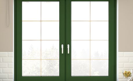 Bild Doppelflügelige Fenster mit Dekorfolie Grün, golden Sprossen und Dreh Kipp Funktion in der Küche