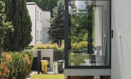 Bild modernes Erkerfenster mit Vollverglasung