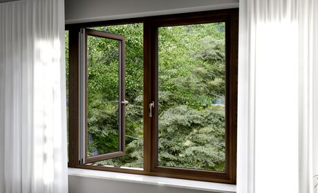 Bild Braune Kunststoff Fenster nach Außen öffnend im Schlafzimmer