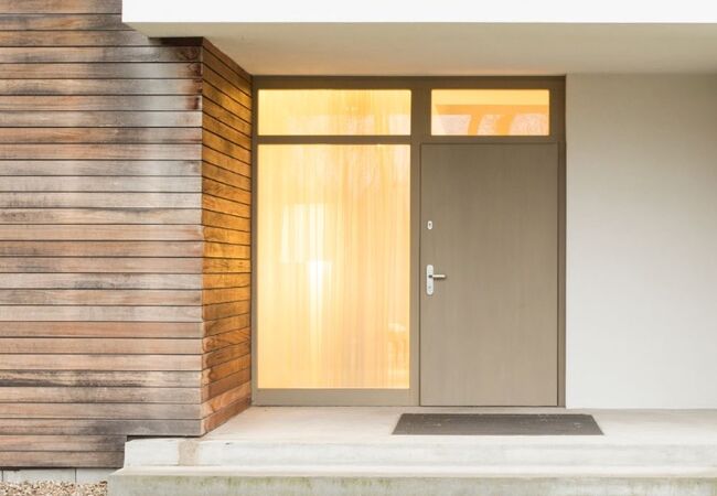 Bild Modernes Haus mit Eingangstür mit Oberlicht und Seitenteil aus Kunststoff mit Holzdekor