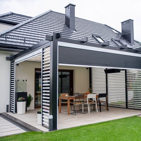 Bild Moderne, vielseitig-nutzbare Pergola bei Einfamilienhaus auf Terrasse zugebaut