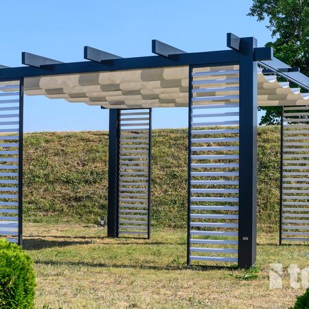 Bild Pergola mit Textildach und Seitenteilen mit Lamellen