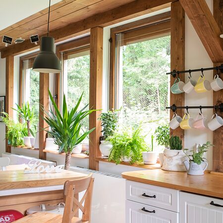 Bild Holzfenster in rustikaler Küche mit Holzdetails