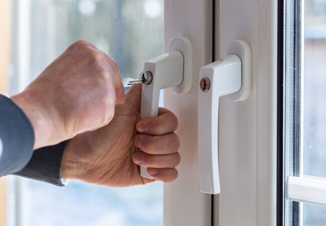 Bild Zwei weißen abschließbarer Fenstergriffe