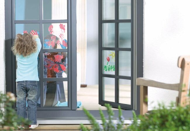 Bild Kunststoff Balkontüren mit Standardrahmen unten und Sprossen in Farbe Anthrazitgrau Gealan