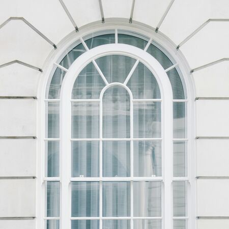 Bild Weiße, bodentiefe Rundbogenfenster  aus Holz mit Bogen Sprossen