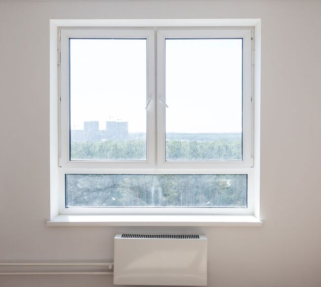 Bild Weiße Dreiteiliges Fenster aus Kunststoff, Holz oder Aluminium mit Festverglasung im Unterlicht