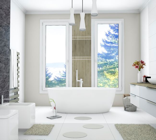 Bild Höhe weiße Kunststofffenster für hellen Badezimmer mit Badewanne