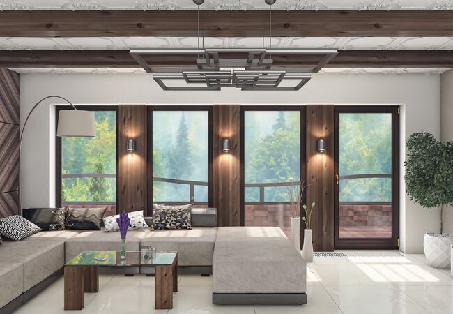 Bild Schickes Salon mit Holz Balkontüren und Tiefbodenfenster mit goldene Griffe und Farbe Braun