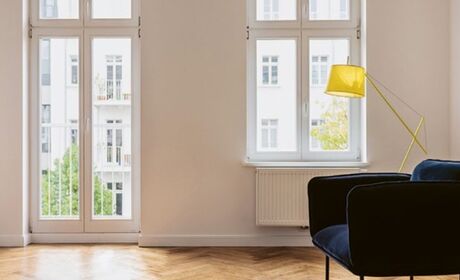 Bild Weiße Kunststofffenster und Balkontüren mit Salamander Profile in klassischen Salon im Mehrfamilienhaus