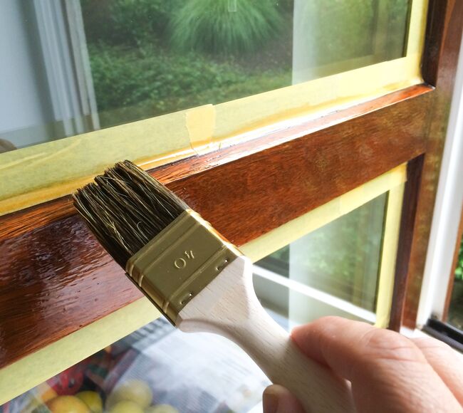 Bild Streichen der Holzfenster mit gewünschten Farbe und Lack ist jetzt einfach