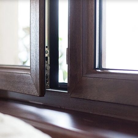 Bild Fenster mit Beschlag zwischen Flügel und Rahmen