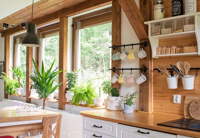 Bild Holzfenster in rustikaler Küche mit Holzdetails