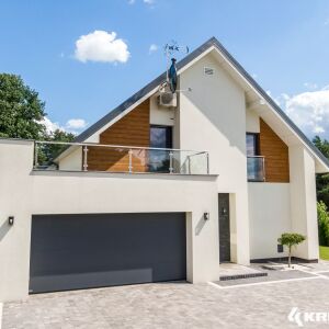 Bild Kleines Haus mit Garage und Sektionaltor in Farbe Anthrazit