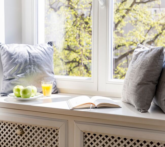 Bild Ein Fenster mit Werzalit Innenfensterbank aus Holz