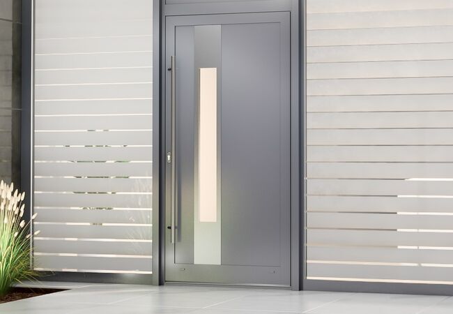 Bild Aluminium Haustür in Grau mit Glaslicht links, rechts oder in der Mitte und Stoßgriff außen